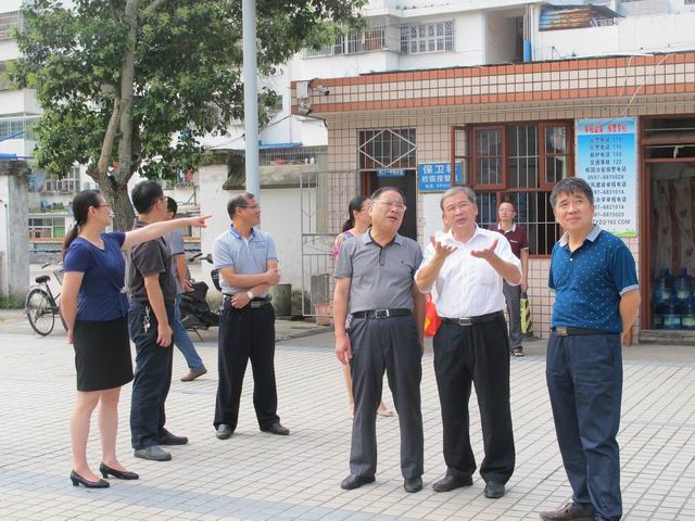 15教师节县领导来校 (5).JPG