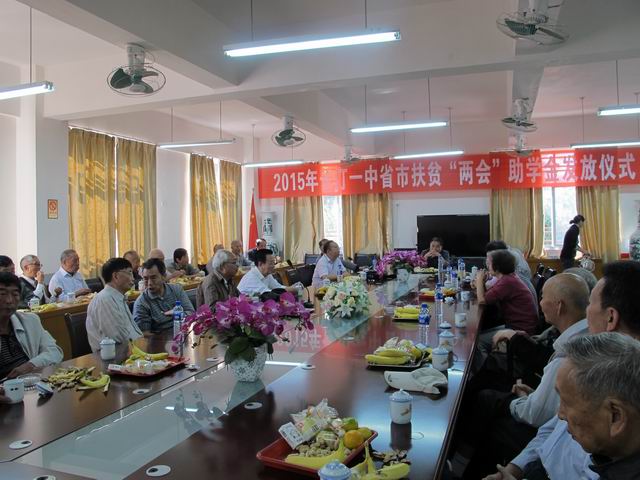 调整大小 2015年重阳节离退休教室座谈会 (2).JPG