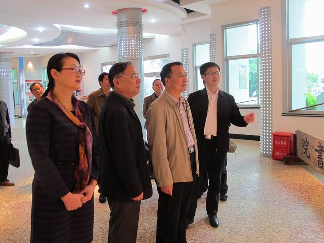 2015年11月新任县委书记廖深洪来校调研 (4).JPG