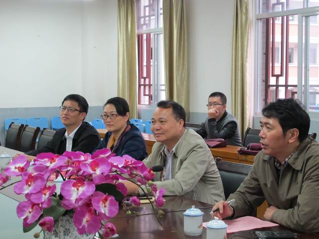 2015年11月新任县委书记廖深洪来校调研 (12).JPG