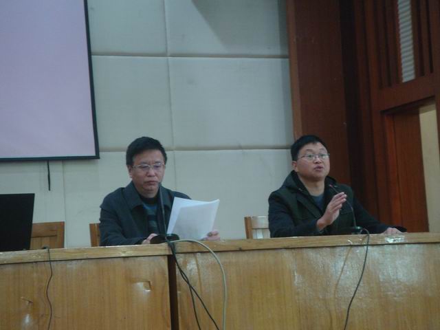 调整大小 吴富林主任主持会议.JPG