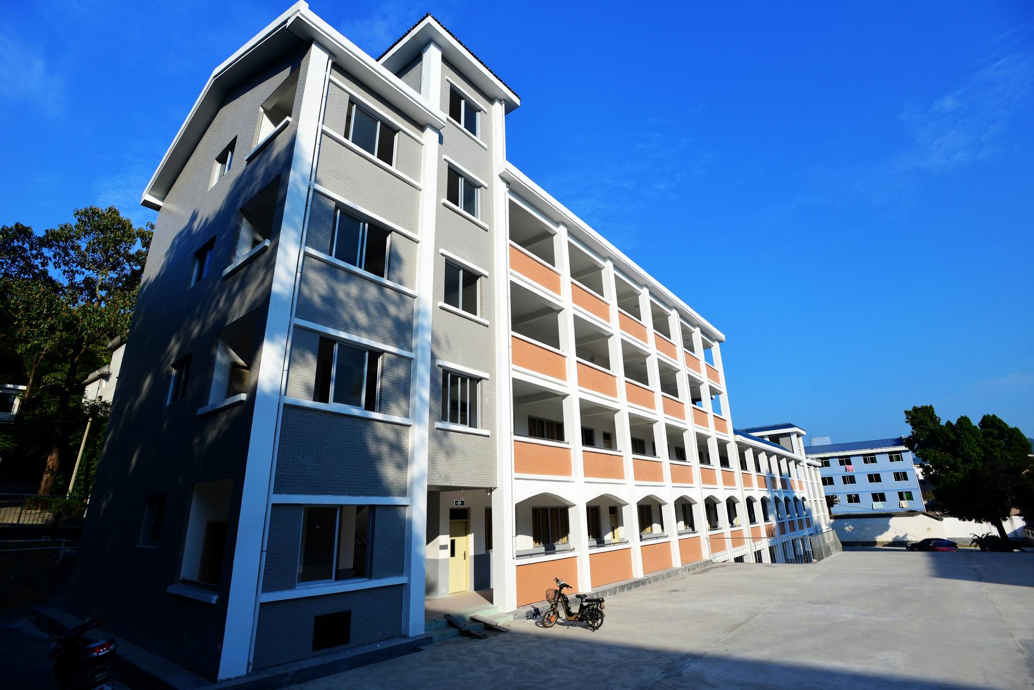 调整大小 教研楼.JPG