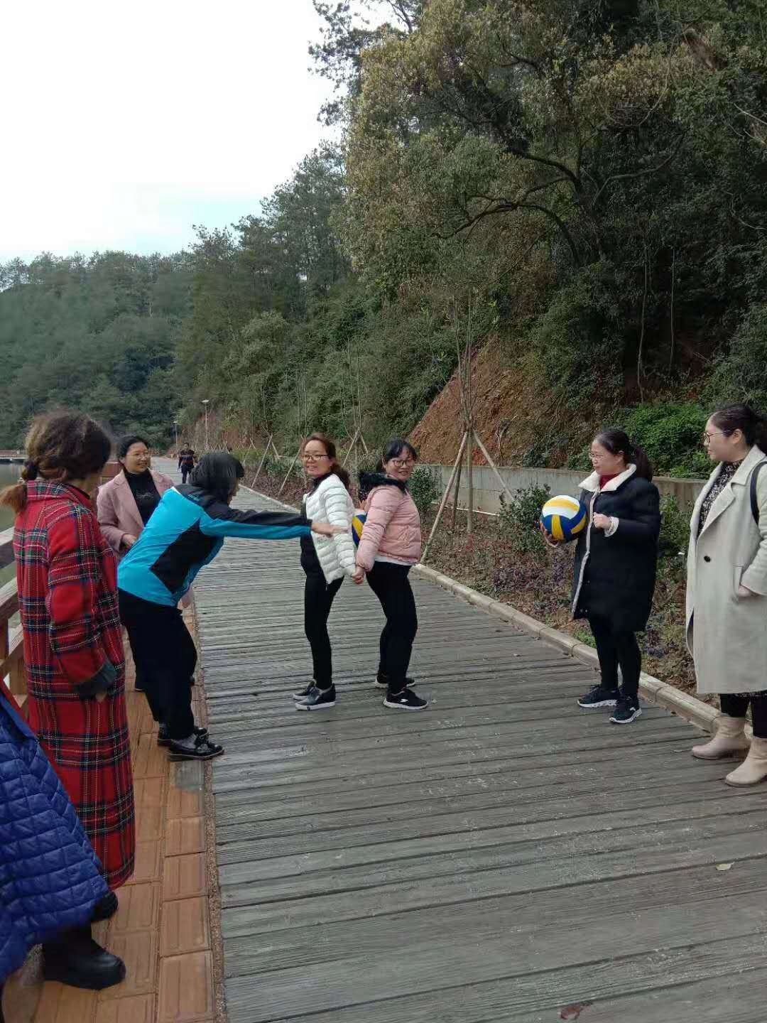 背靠背夹球.jpg