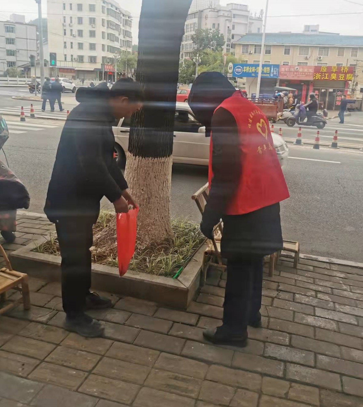 扫垃圾1.jpg