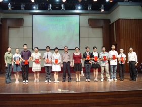 与领导来宾合影